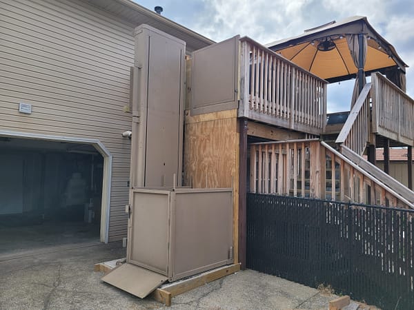 Outdoor wheelchair elevator